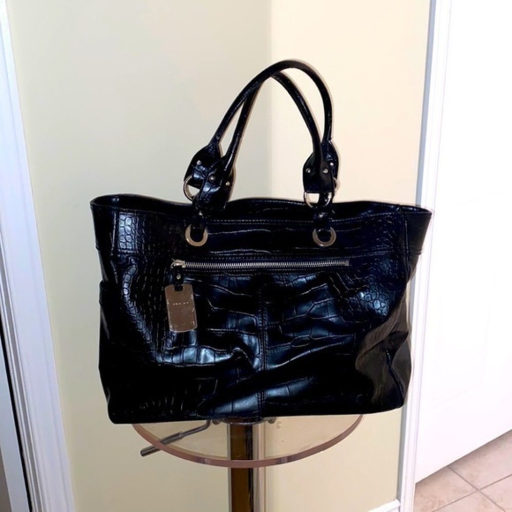 Nine West black carryall in croc 🐊 style material, w/ silver tone hardware. 🖤
